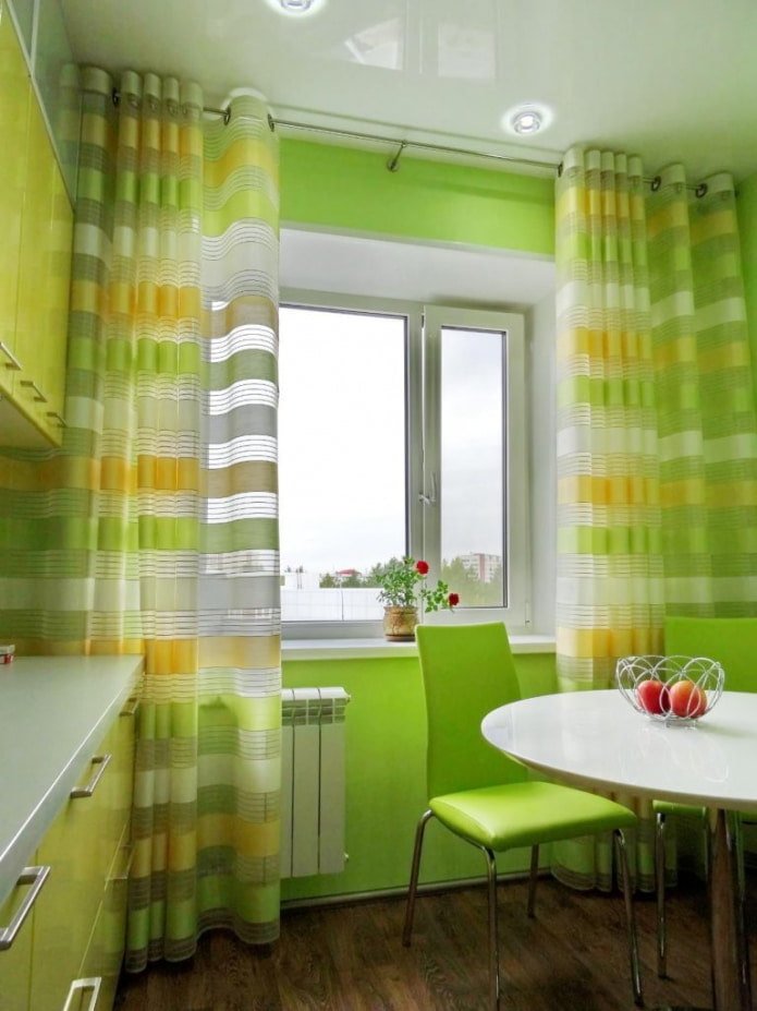 Vorhänge mit Ösen im Kücheninterieur