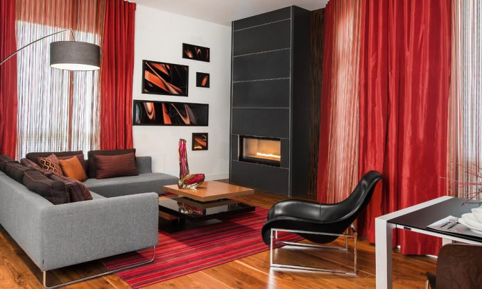 Roter Tüll im Wohnzimmer