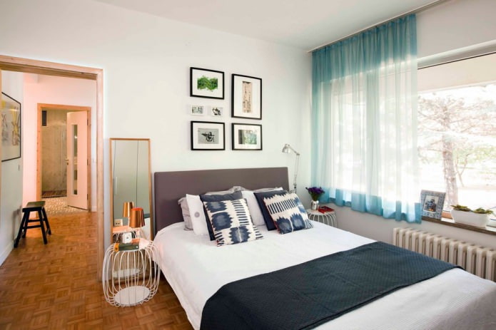 Blauer Tüll im Schlafzimmer