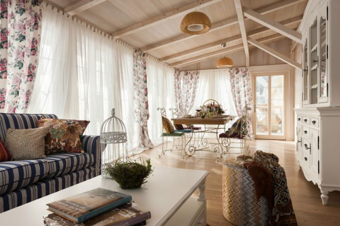 Tüll in einem Zimmer im Provence-Stil
