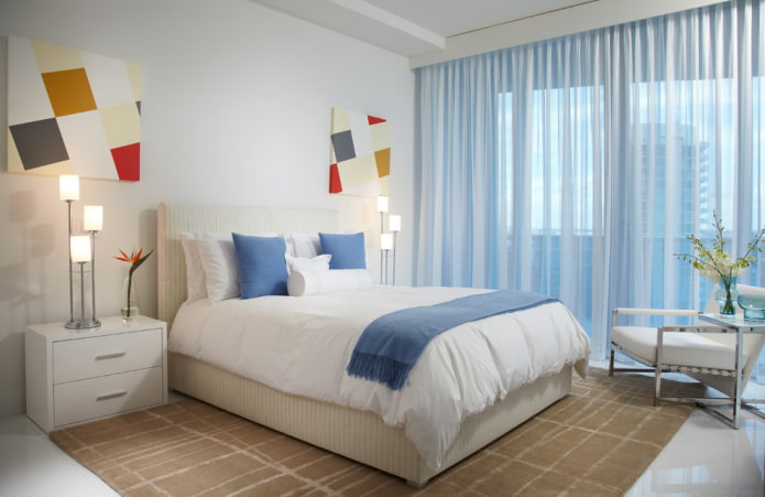 Blaue Vorhänge im Schlafzimmer