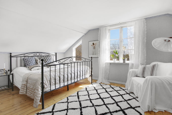 Spitzenvorhänge im Schlafzimmer