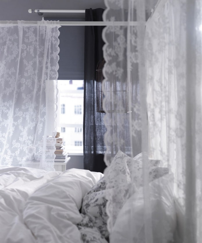 Spitzenvorhänge im Schlafzimmer