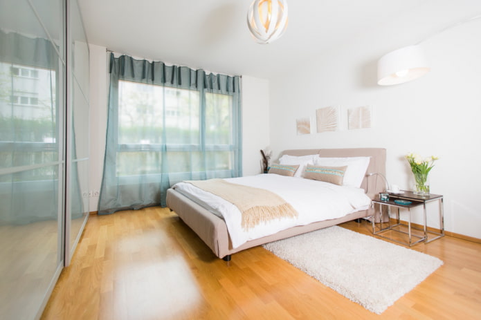 türkisfarbene Vorhänge im Schlafzimmer