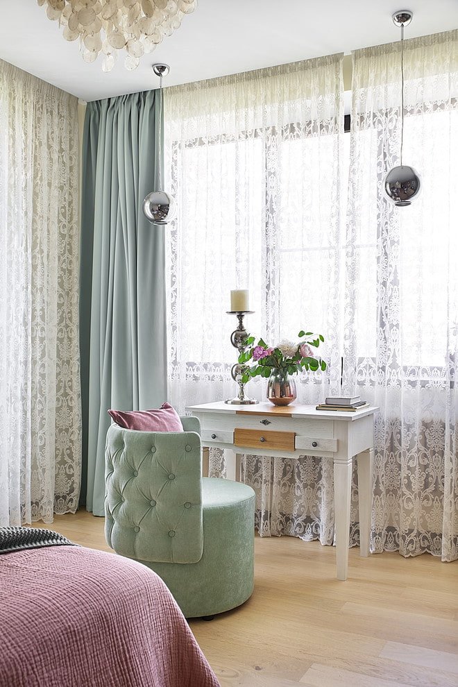 Spitzenvorhänge im Schlafzimmer