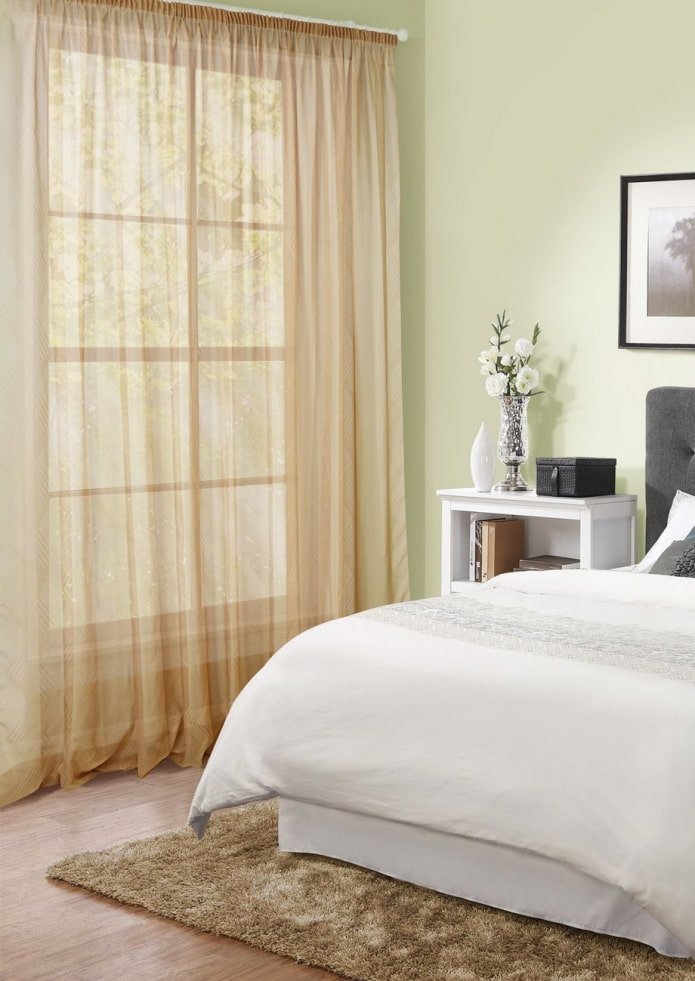 Beige Vorhänge im Schlafzimmer