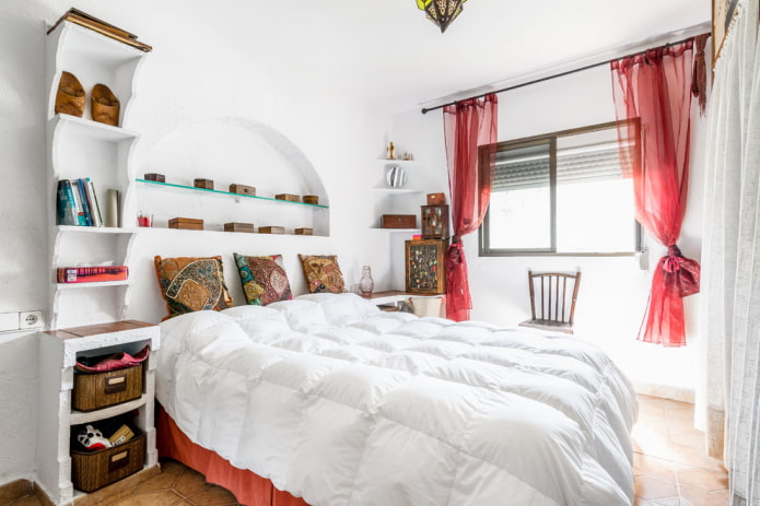 rote Vorhänge im Schlafzimmer