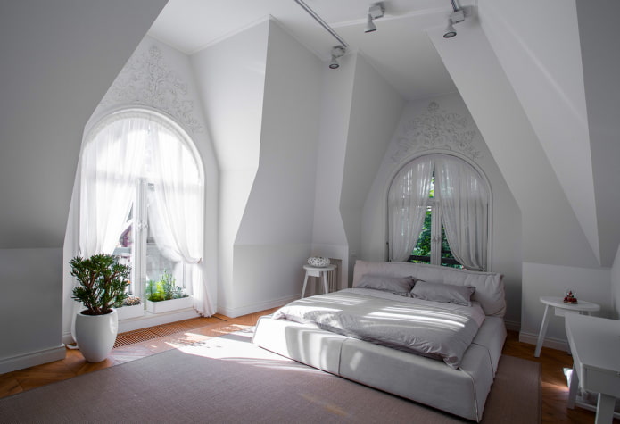 Vorhänge an Bogenfenstern im Schlafzimmer