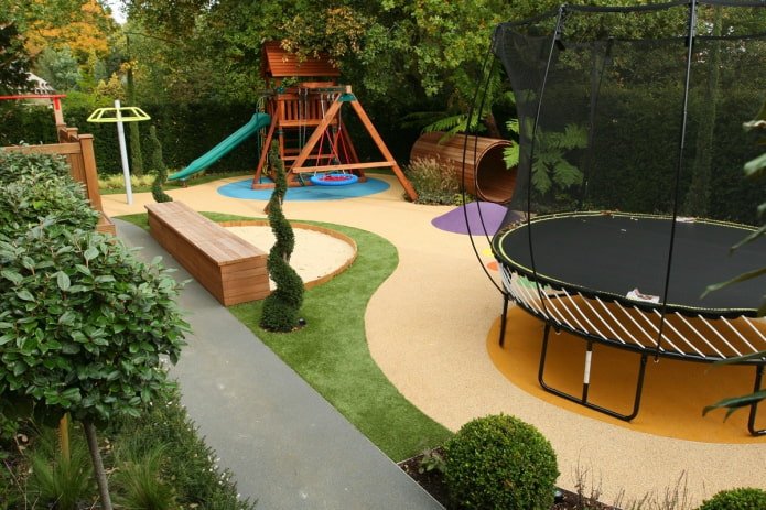 Kinderspielplatz auf der Datscha