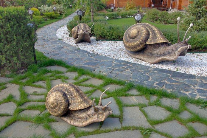 Schneckenskulpturen in der Landschaftsgestaltung