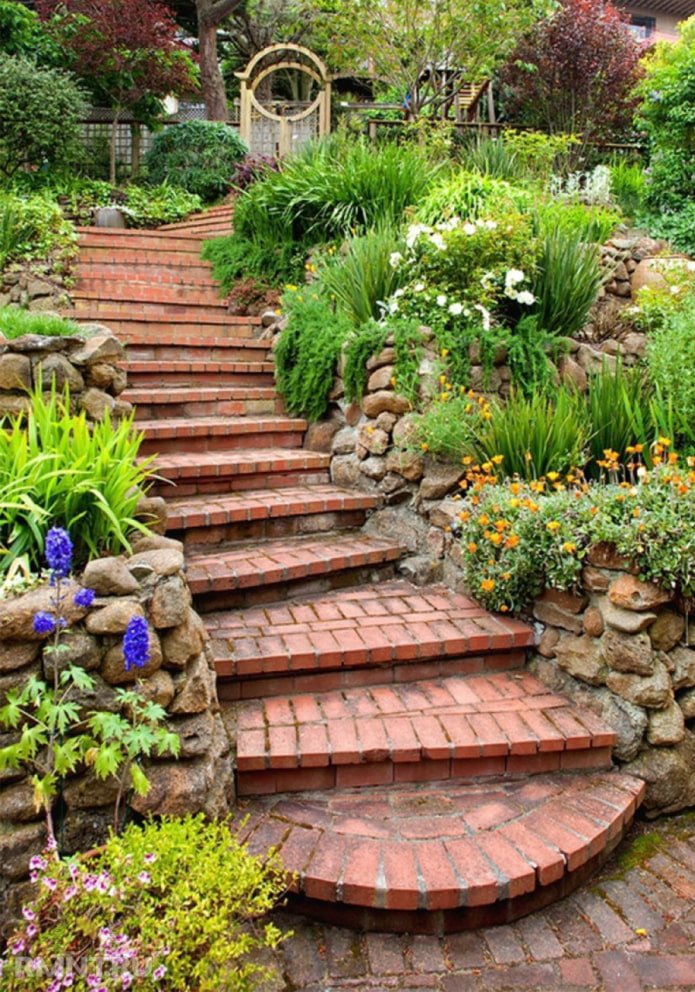 Ziegeltreppe auf dem Grundstück