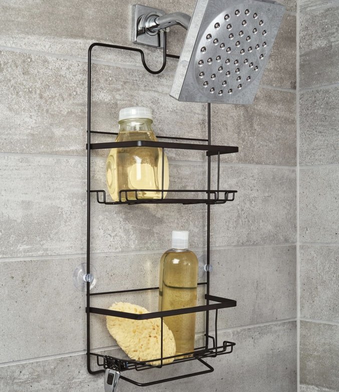 Shampoo und Gel in identischen Flaschen auf einem Regal