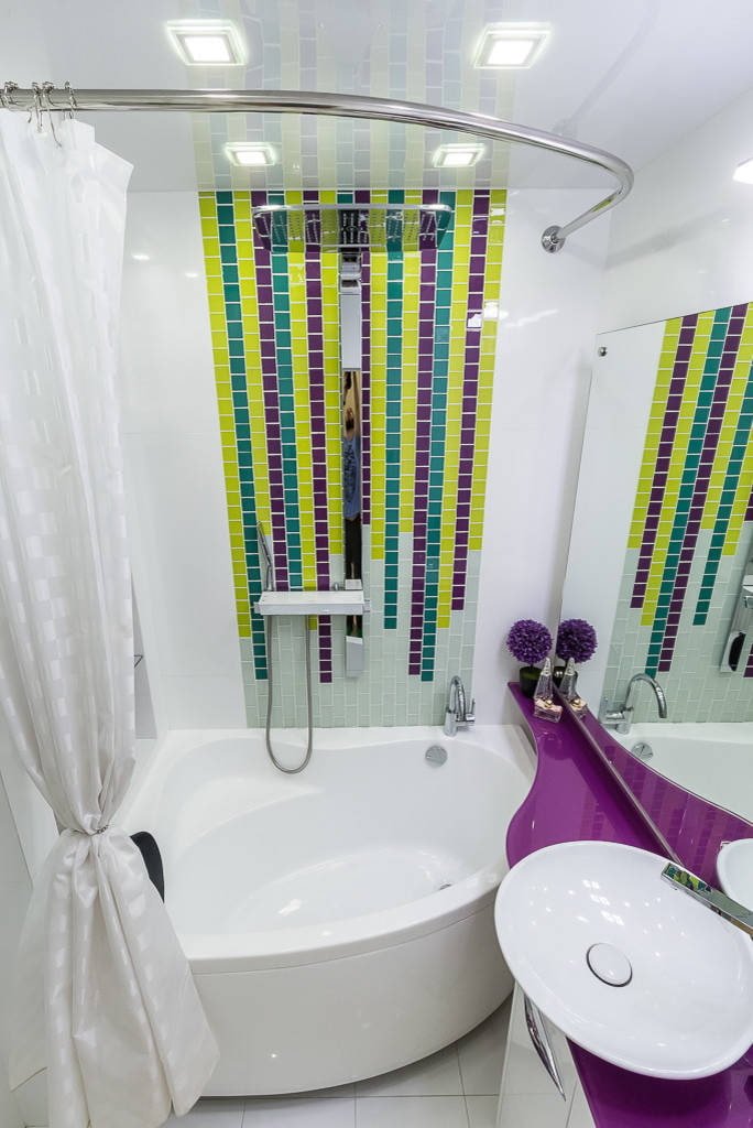 Eckbadewanne mit Dusche
