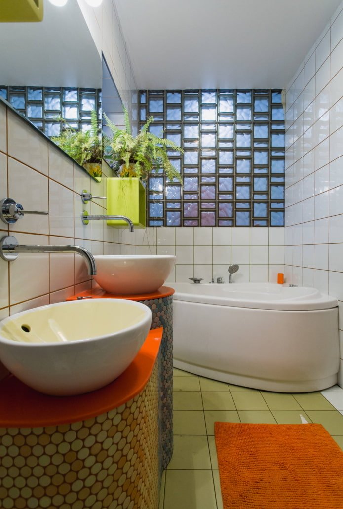 Helles kleines Badezimmer