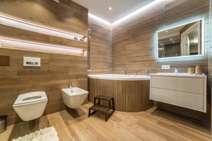 Innenansicht eines geräumigen Badezimmers mit einer Eckbadewanne aus Acryl