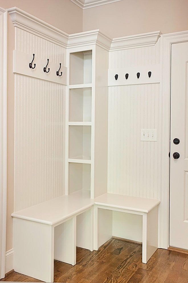 Schmaler weißer Schrank