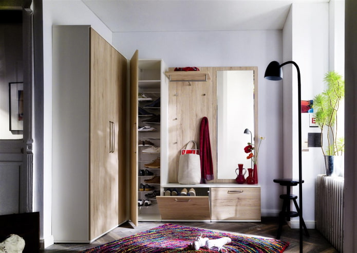 Kleiderschrank mit Schuhregal