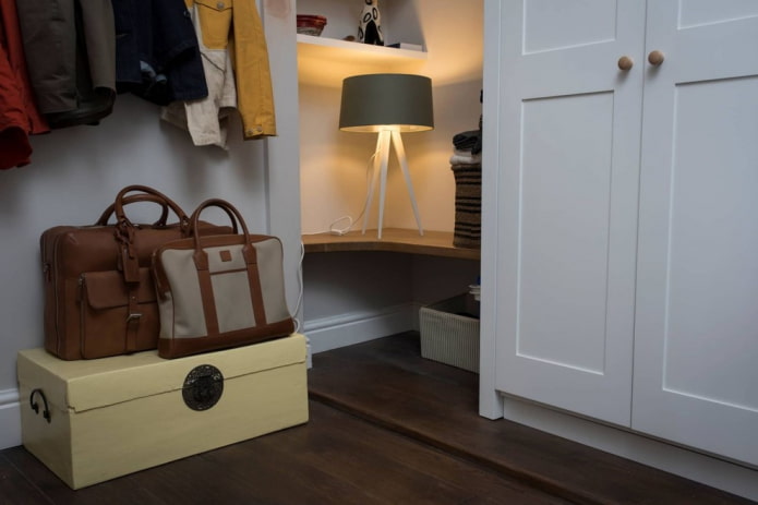Lampe in einem Eckschrank