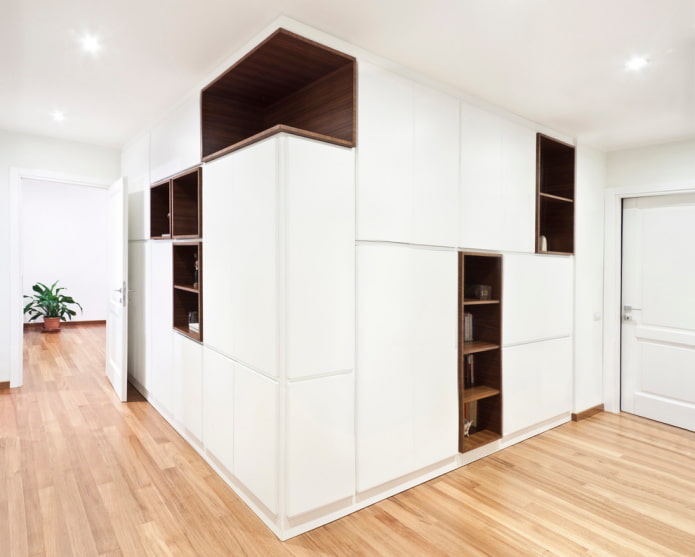 Jugendstil-Kleiderschrank