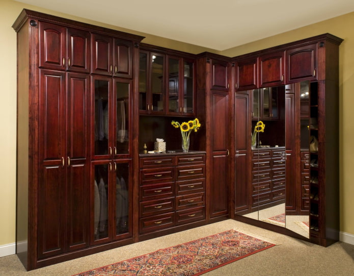 Kleiderschrank im klassischen Stil