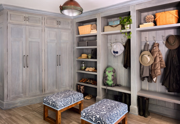Schrank im Provence-Stil
