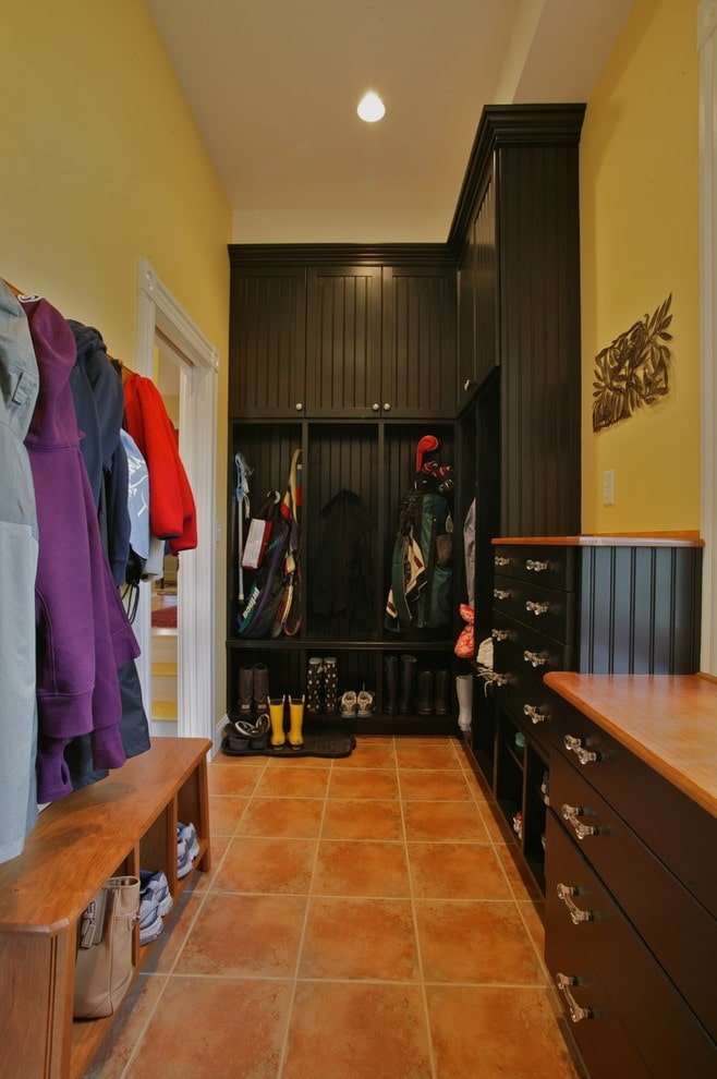 Schwarzer Hochschrank