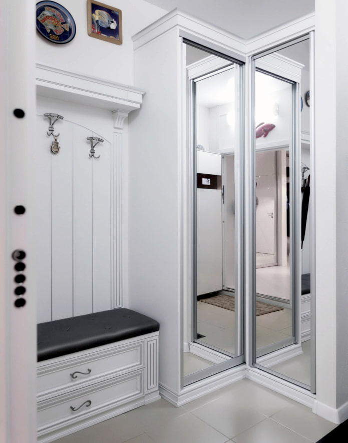 Schiebetürenschrank in einem kleinen Flur