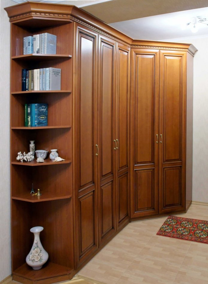 Kleiderschrank mit Flügeltüren