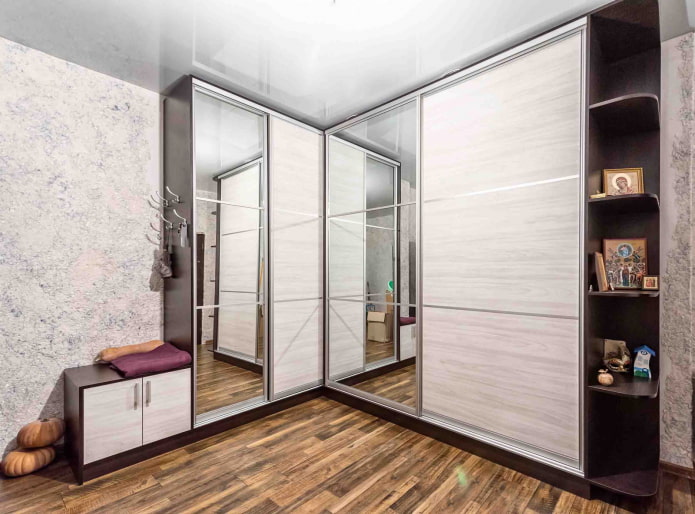 Kleiderschrank mit offenen Regalen und einer Sitzgelegenheit