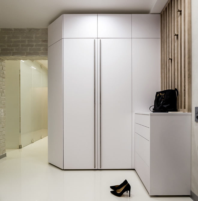 Garderobe im minimalistischen Stil