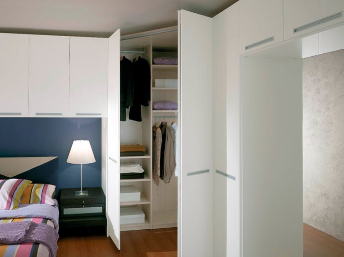 Dreieckiger Eckkleiderschrank im Schlafzimmer