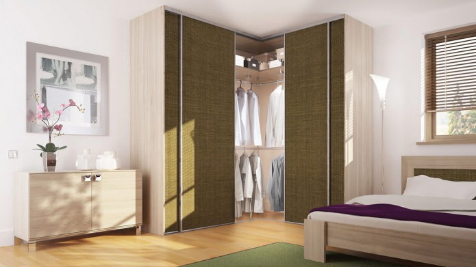 Schiebetüren für einen Eckschrank im Schlafzimmer