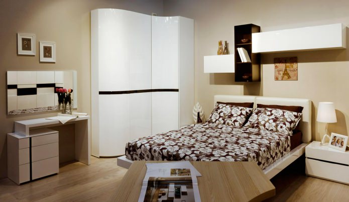 kleiner Eckkleiderschrank im Schlafzimmer