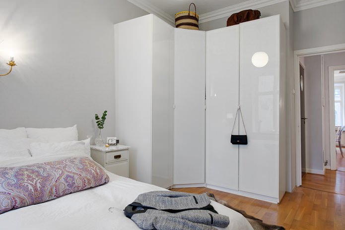 Schrank-Eckschrank im Schlafzimmer