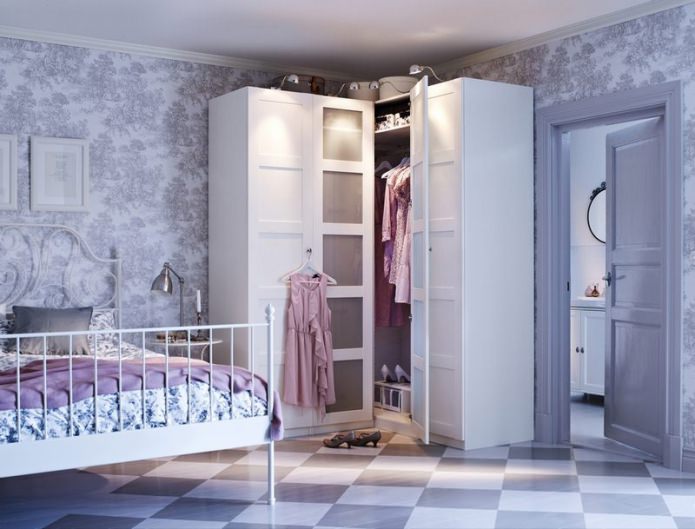 Schwingtüren für einen Eckschrank im Schlafzimmer