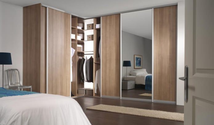 Eingebauter Eckschrank im Schlafzimmer
