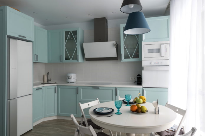 Kücheninterieur in hellen Farben