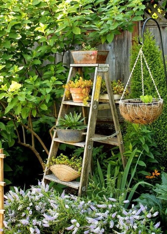 Trittleiter mit Blumen im Garten