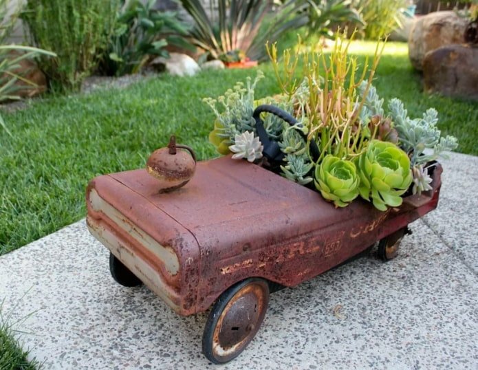 Spielzeugauto im Garten