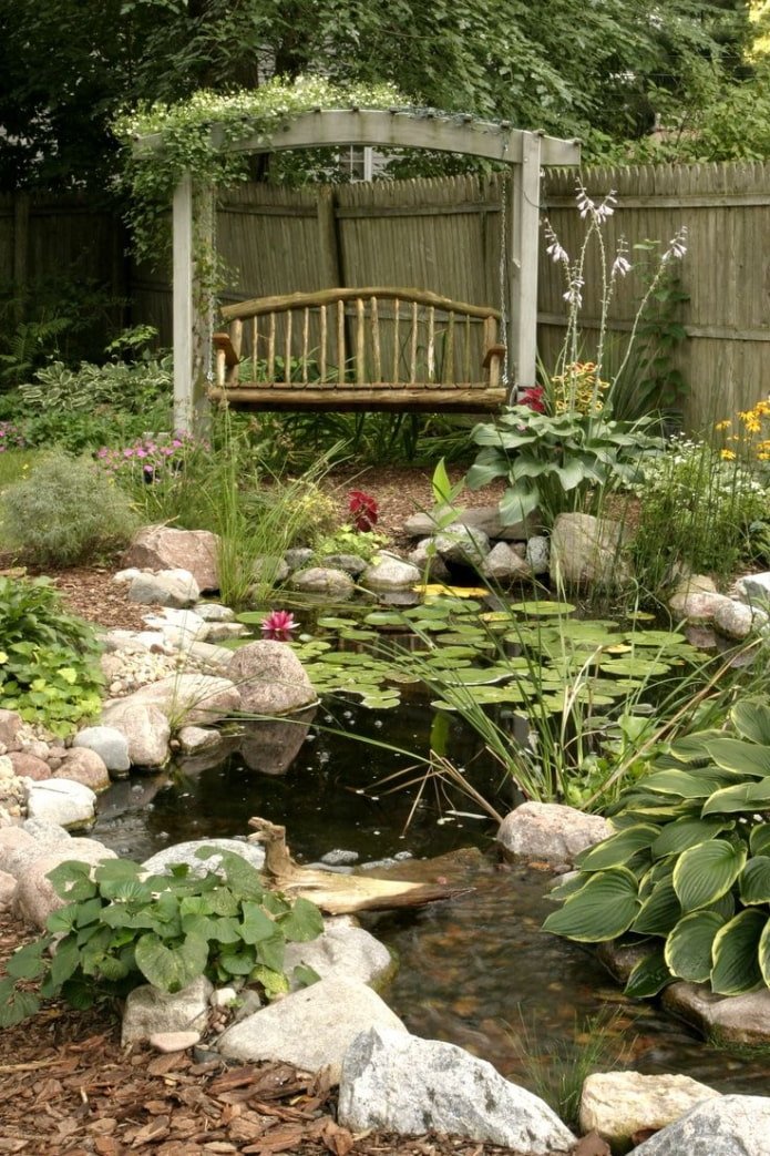 Gemütlicher Garten mit Teich