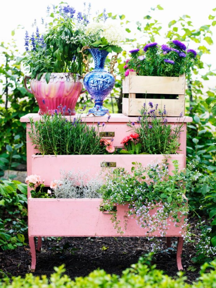Blumenbeet aus einer Kommode