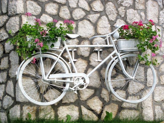 Fahrrad-Blumentopf an der Wand