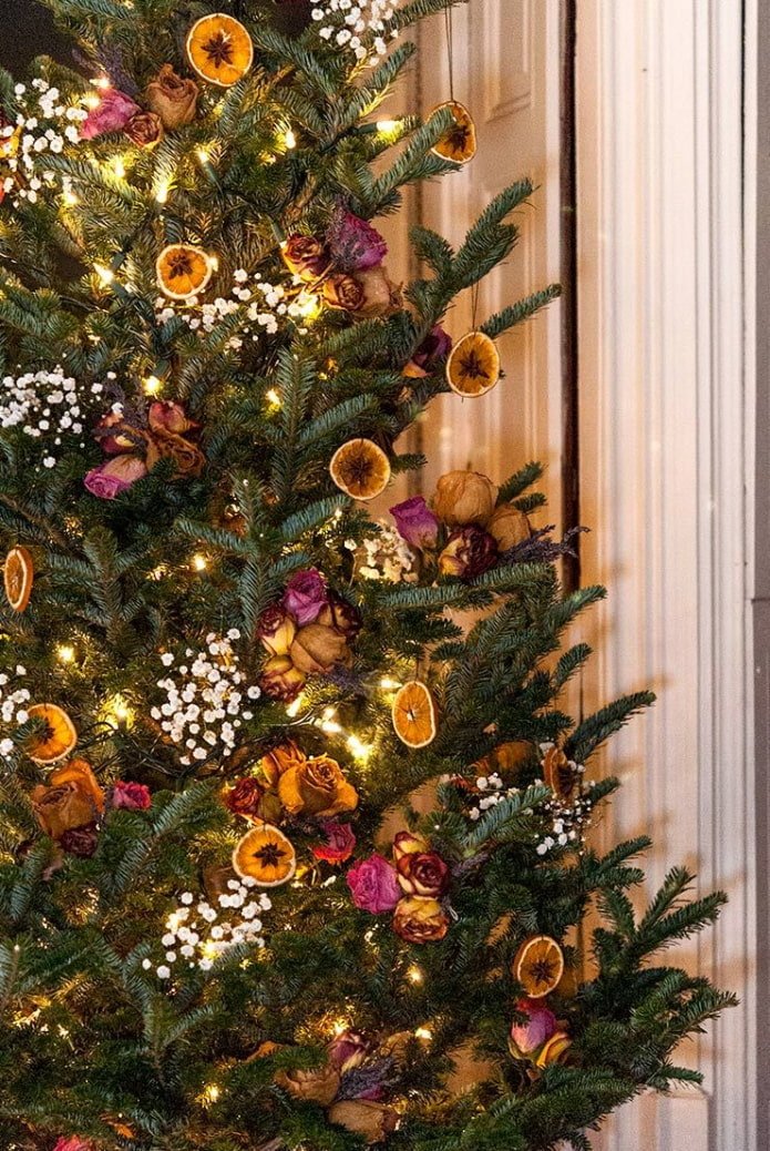 Weihnachtsbaum mit Trockenblumen