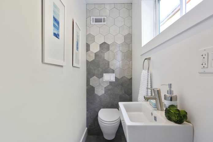 Wabenfliesen hinter der Toilette