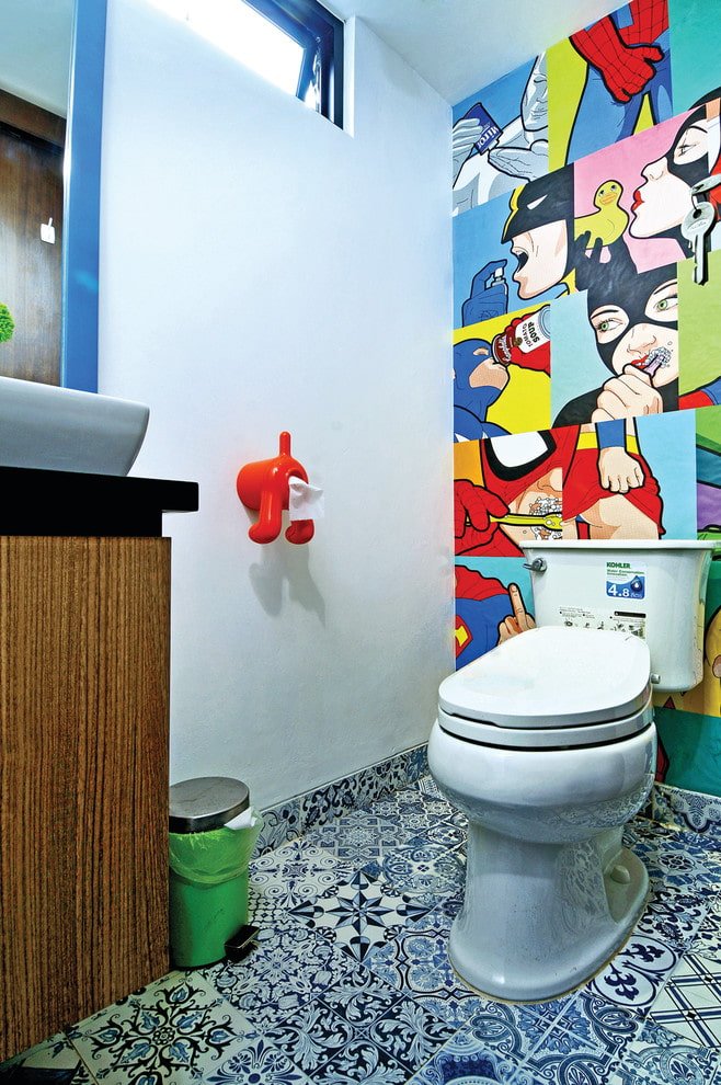 Comics über dem Toilettenspülkasten