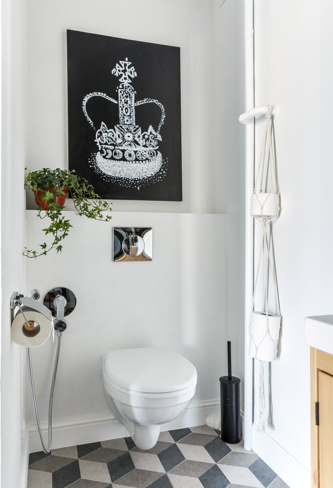 Poster über der Toilette