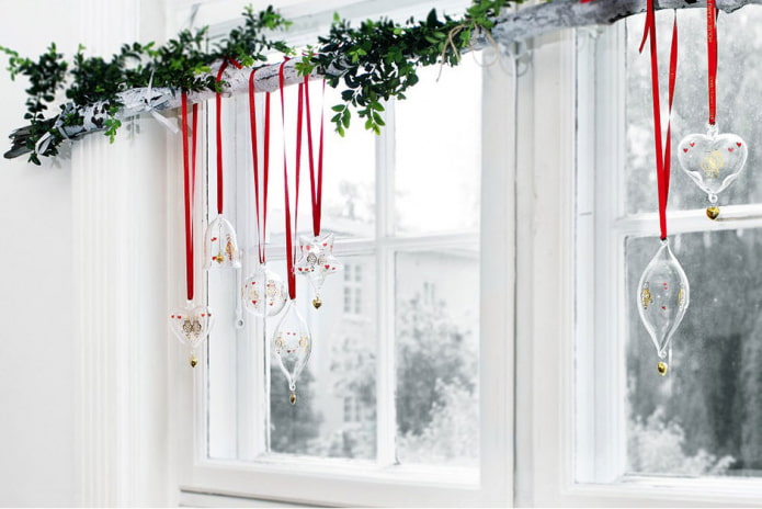 Transparente Ballons am Fenster