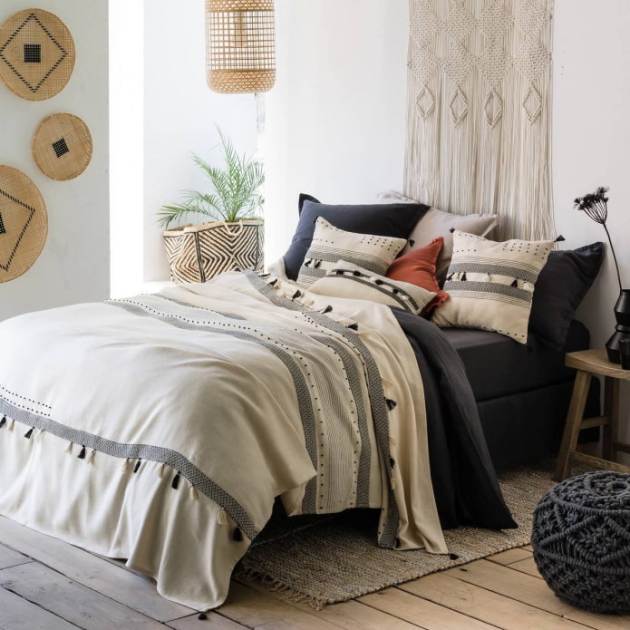 Tagesdecke und Kissen im skandinavischen Stil