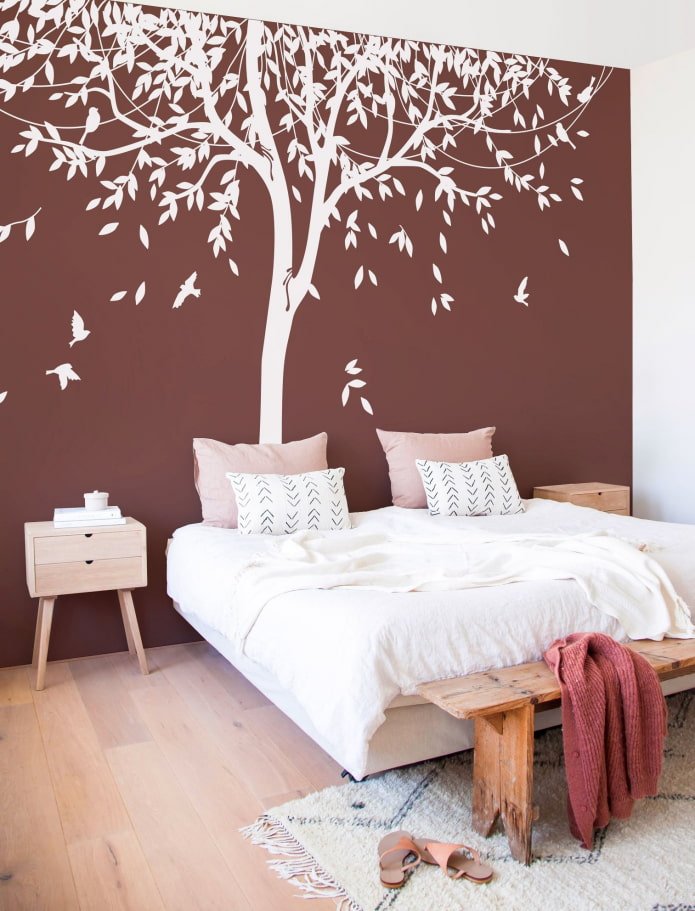 Baumförmiges Schablonenmuster im Schlafzimmer