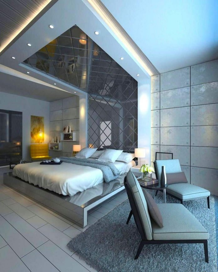 Spiegeldecke mit Beleuchtung über dem Bett